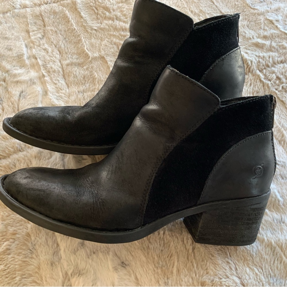 Born leather and suede ankle boots
Size 8.5.